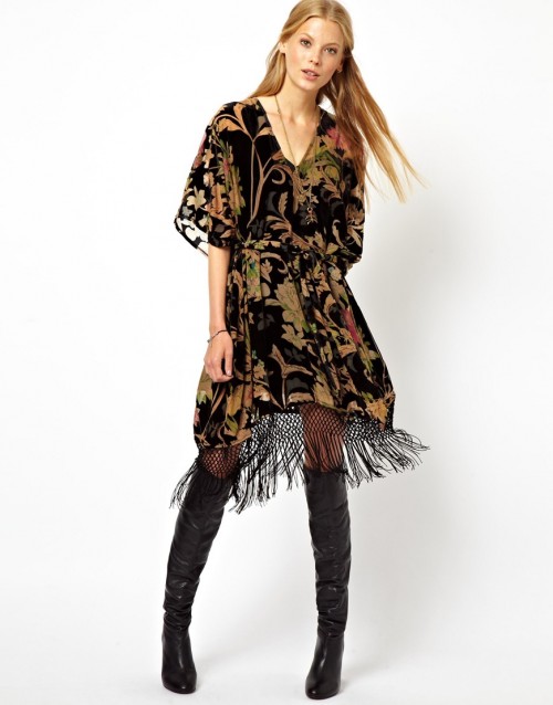 Šaty s třásněmi. Autor: asos.com