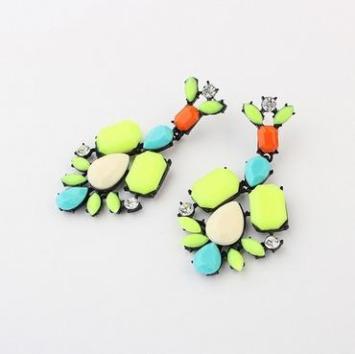 neonové naušnice; zdroj: fashiontasteshop.cz
